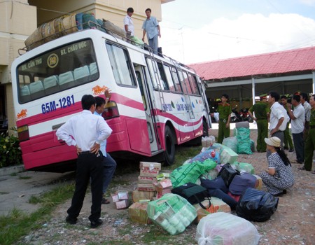 Smuggled cigarettes are discovered in a bus. (Filed photo)
